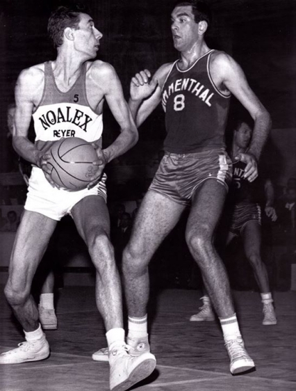 Masini difende su Calebotta che si appresta ad effettuare un gancio. Alle loro spalle Chubin